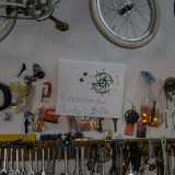 ...: chiavi inglesi, fili elettrici, bulloni, cacciavite e persino un orologio a forma di ruota realizzato da Ferdinando stesso. E poi pezzi di ricambio e bici tradizionali ed elettriche che attendono di essere riparate
